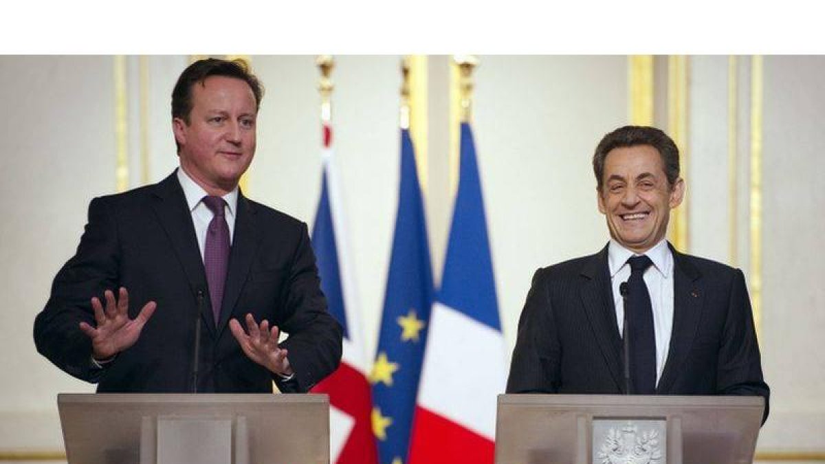 El presidente francés, Nicolas Sarkozy (dcha), y el primer ministro británico, David Cameron (izda), ofrecen una rueda de prensa en el Palacio de los Elíseos en París (Francia) hoy, viernes, 17 de febrero de 2012.