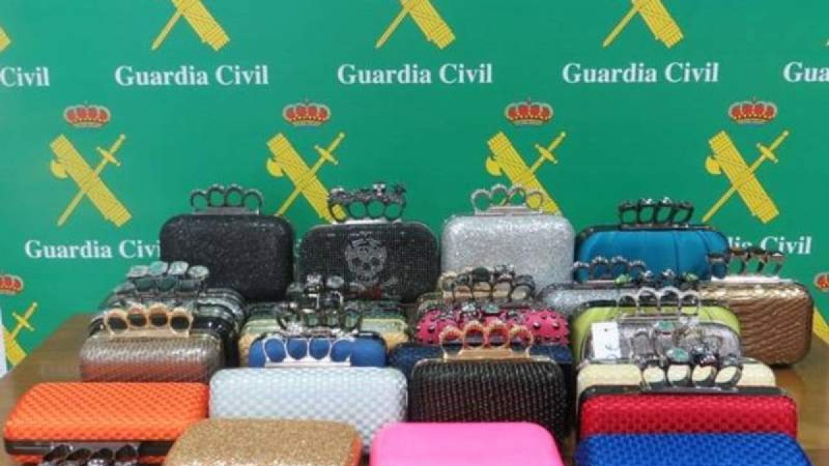 Los bolsos que habían sido intervenidos, junto con una imagen de la destrucción de las 957 armas por la Guardia Civil.