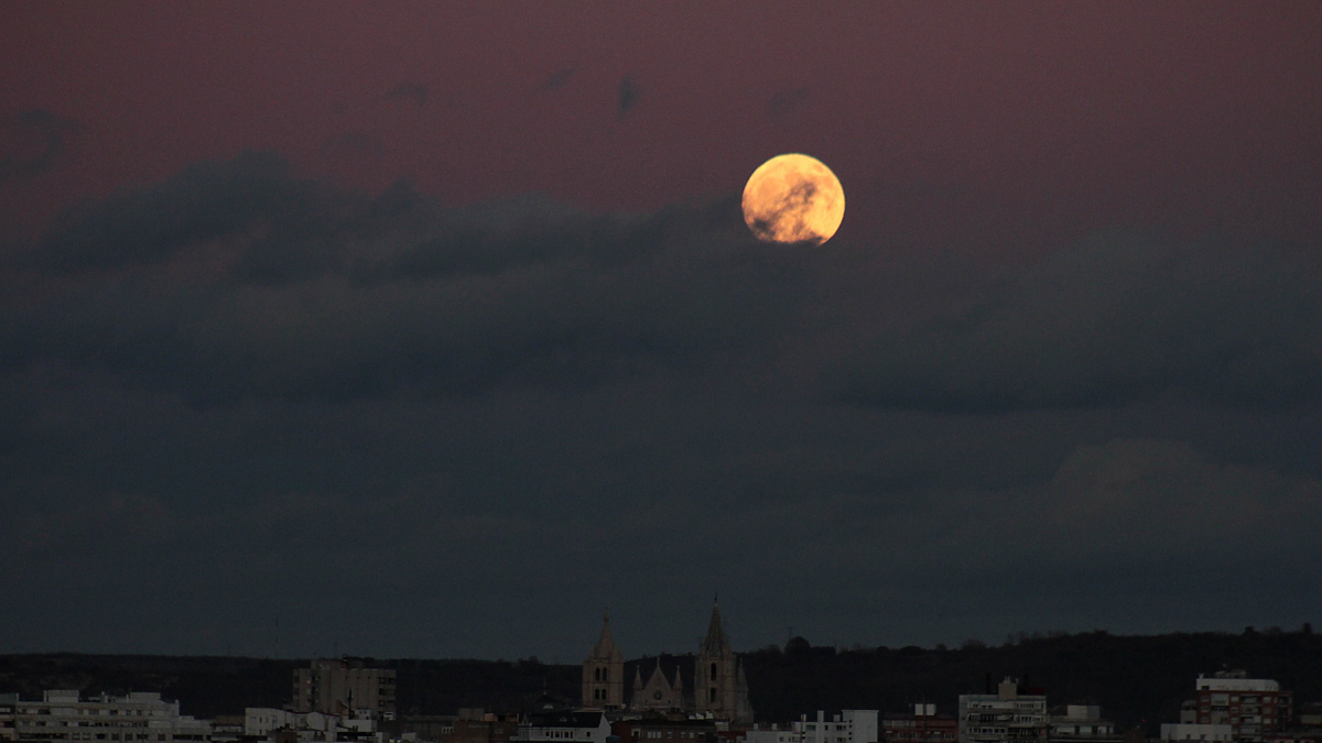 La última luna llena del año, llamada luna llena fría, sobre León. PEIO GARCÍA