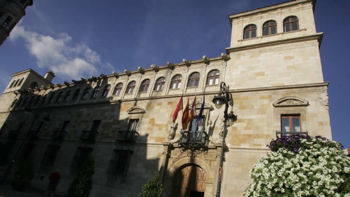 Fachada del Palacio de los Guzmanes, sede de la Diputación Provincial. BODELÓN