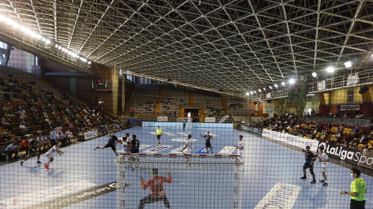 El Ademar podrá medirse al Toulouse con público en las gradas el martes. JESÚS F. SALVADORES