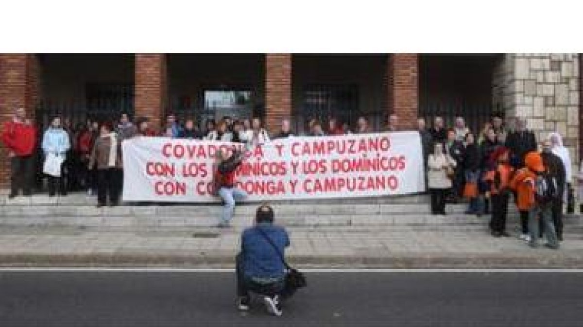 Uno de los manifestantes cántabros fotografía a sus compañeros ayer en La Virgen del Camino.