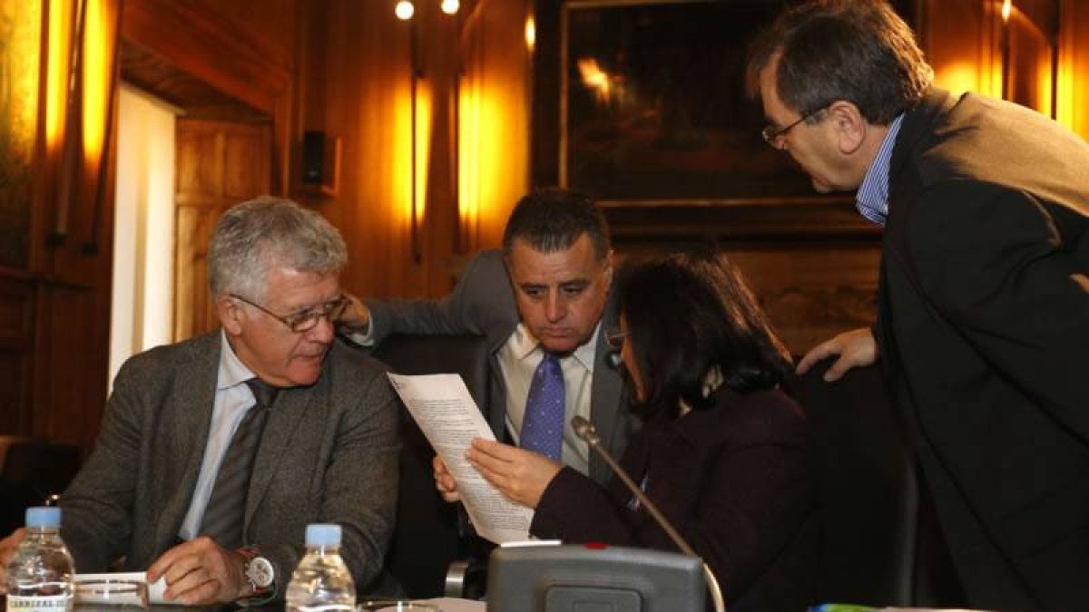 El interventor de la Diputación de León, Jesús López (I), asiste al Pleno Extraordinario.