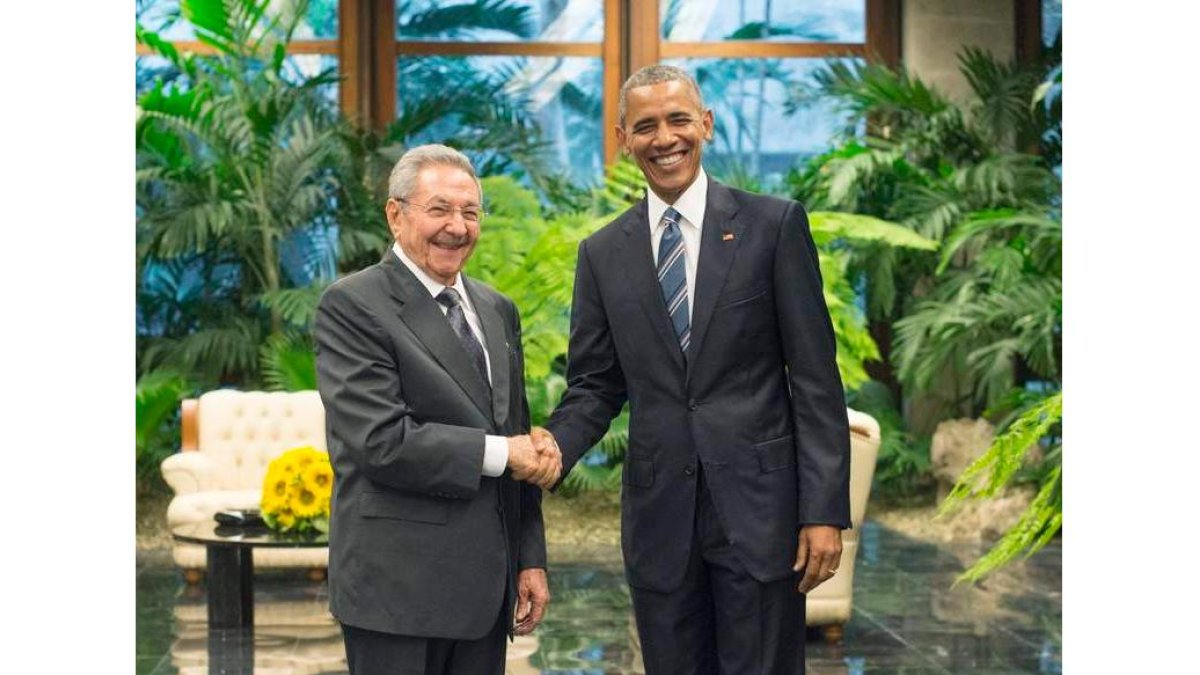 Raúl Castro y Barack Obama durante su encuentro en el palacio de la Revolución. MICHAEL REYNOLDS