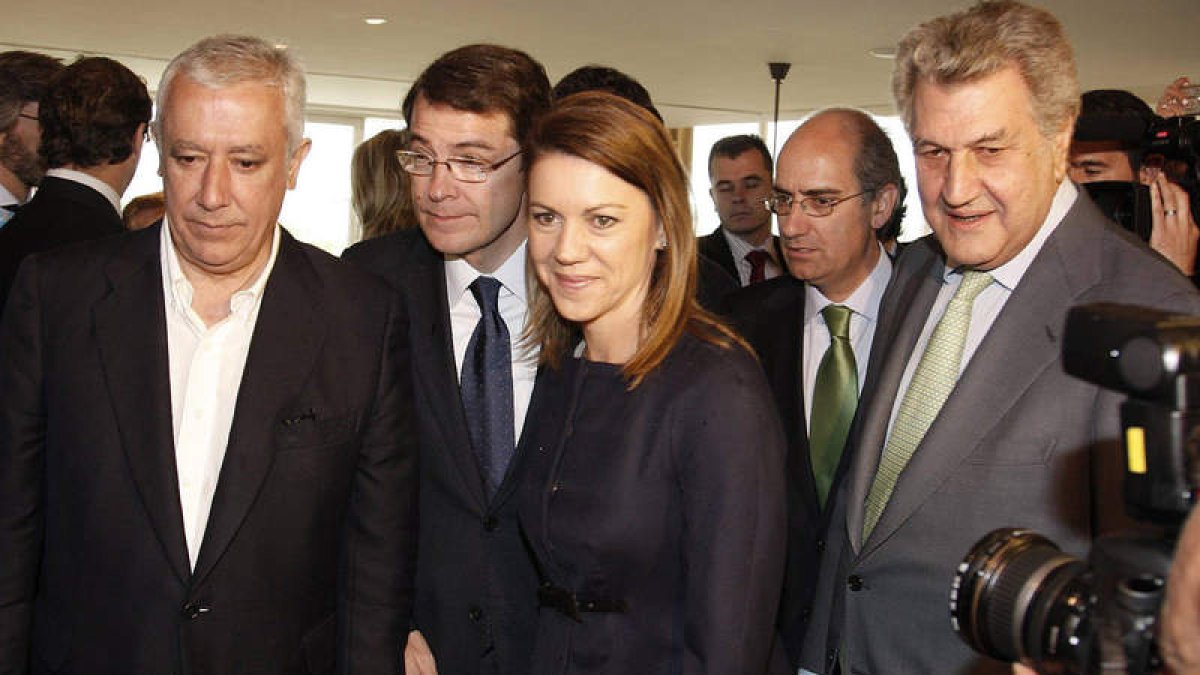 El ministro Cristóbal Montoro y la consejera de Hacienda de Castilla y León, PIlar del Olmo, posan divertidos.