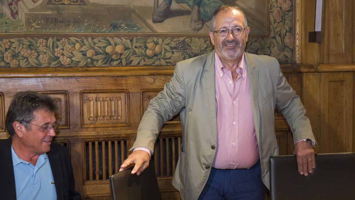 Joaquín Llamas, ante su nuevo escaño en la Diputación. FERNANDO OTERO
