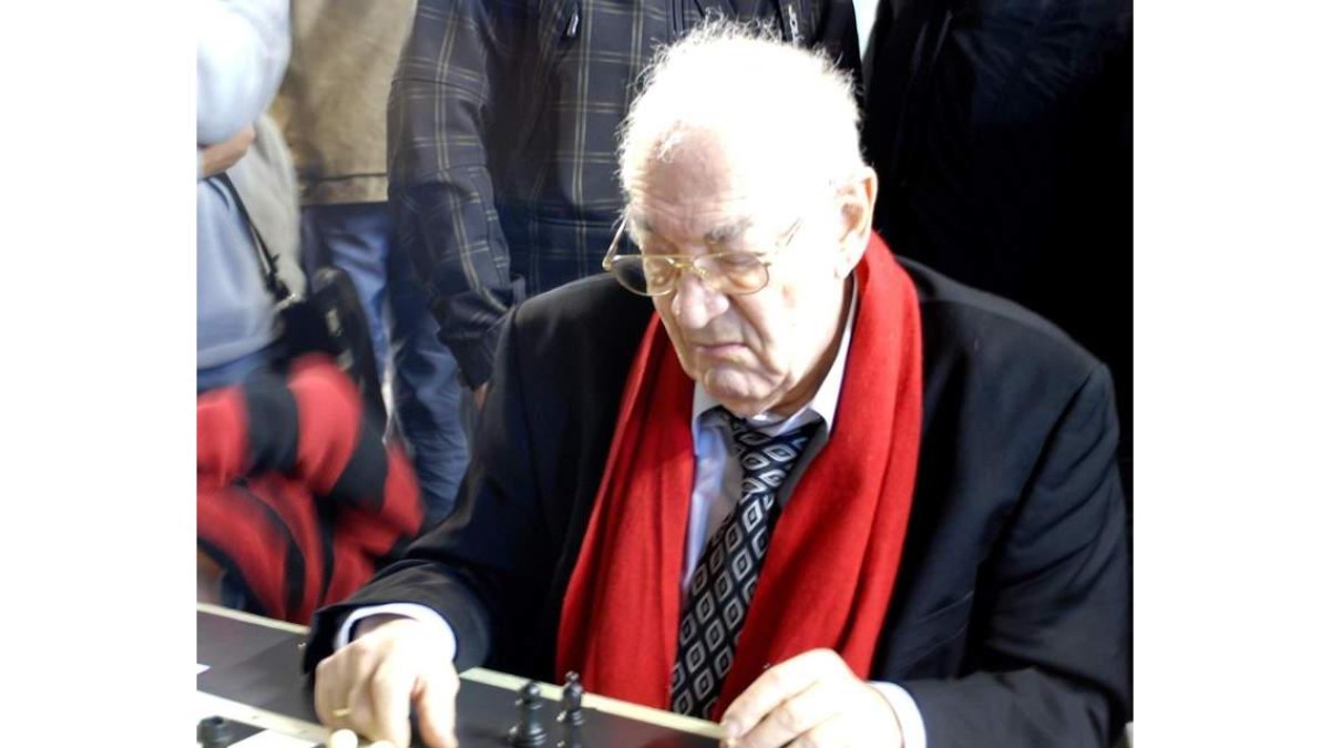 Viktor Korchnoi durante una partida de ajedrez en León. DL