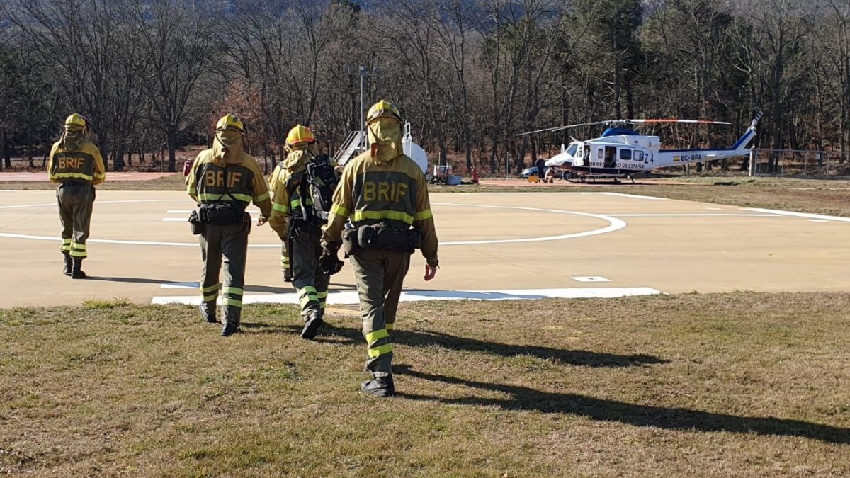 En las labores de extinción participan la Brif de Tabuyo, en la imagen, un técnico, dos agentes medioambientales, tres cuadrillas de tierra, una brigada helitransportada, un helicóptero y un avión anfibio. DL