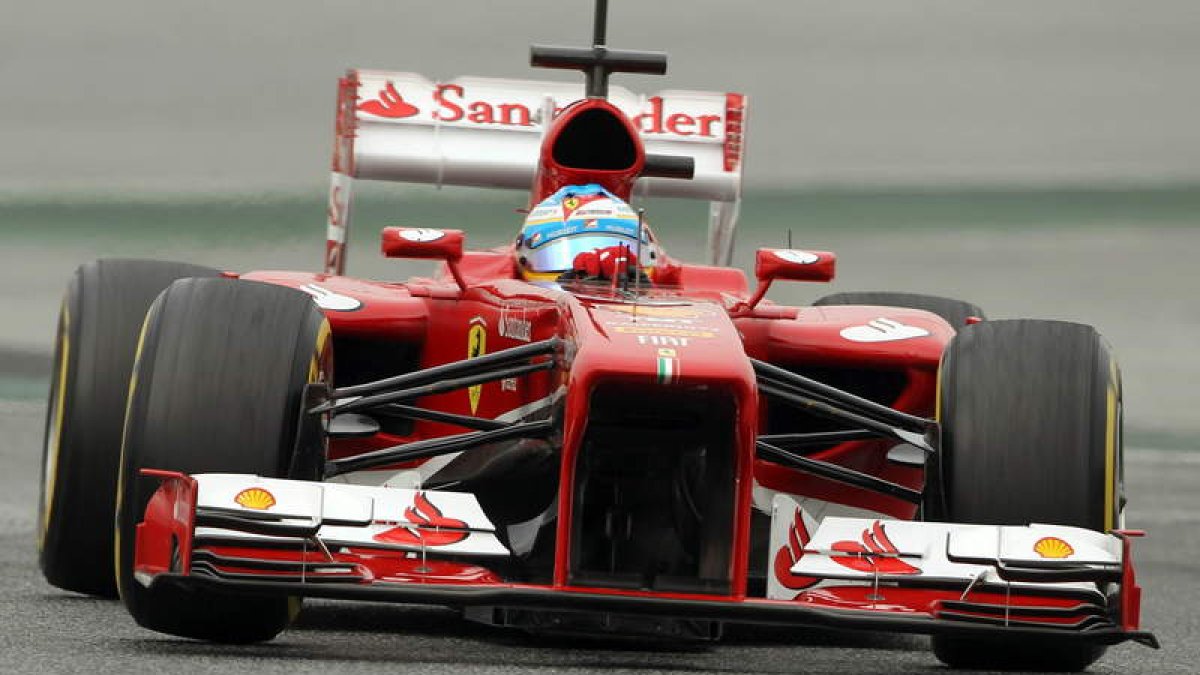 Alonso con su Ferrari marcó el mejor tiempo en Montmeló.