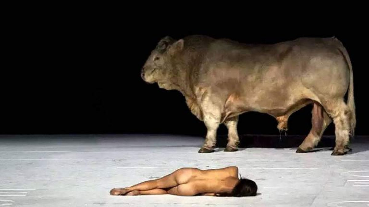 Una escena de la ópera ‘Moisés y Aarón’ se estrena en el Teatro Real y en la que participa el toro ‘Easy Rider’. DL