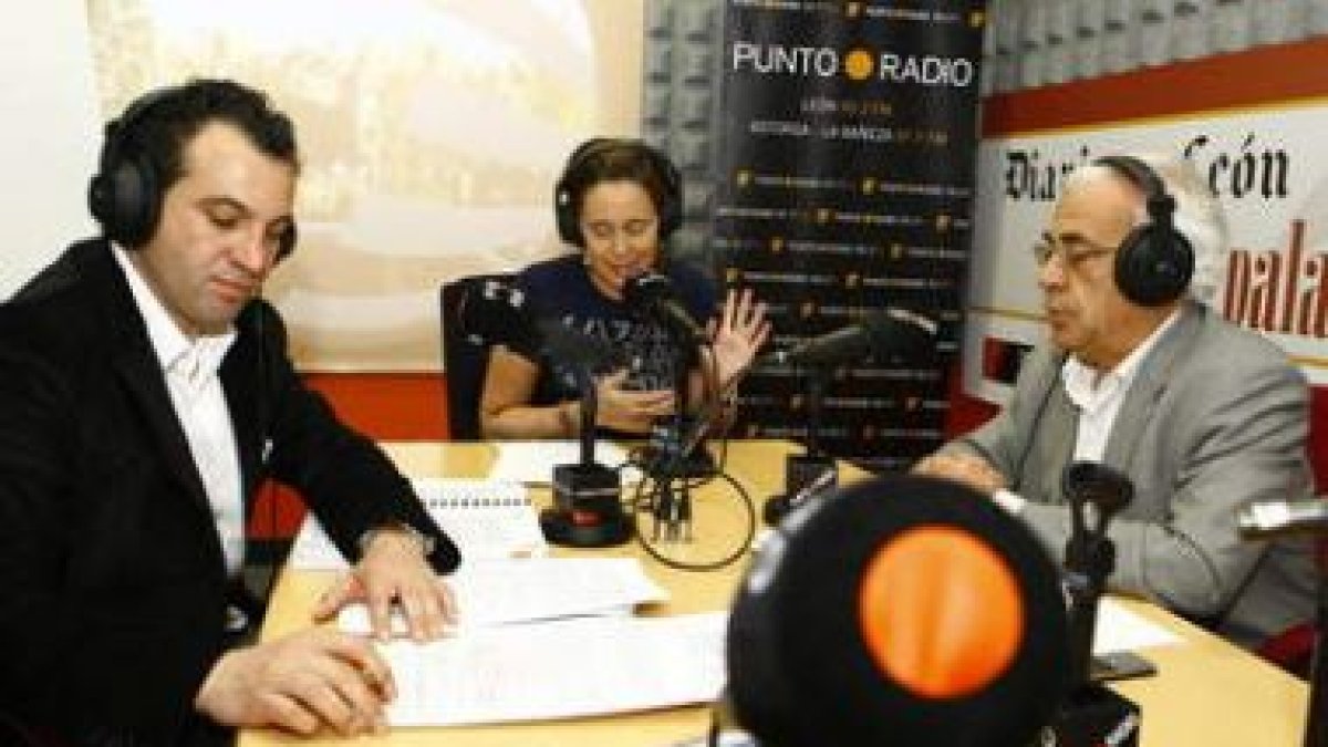 El diputado Nicanor Sen, la moderadora Nuria González y el alcalde de Boca de Huérgano, Tomás de la