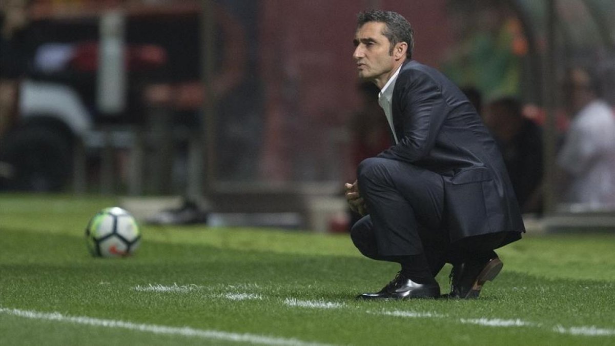Valverde observa el juego durante el Girona-Barça del Montilivi.
