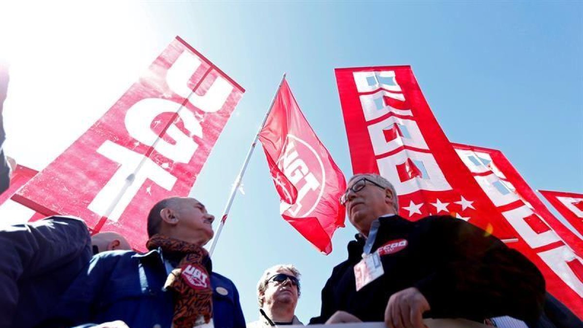 Toxo (d) y Pepe Álvarez (i), encabezan la manifestación.