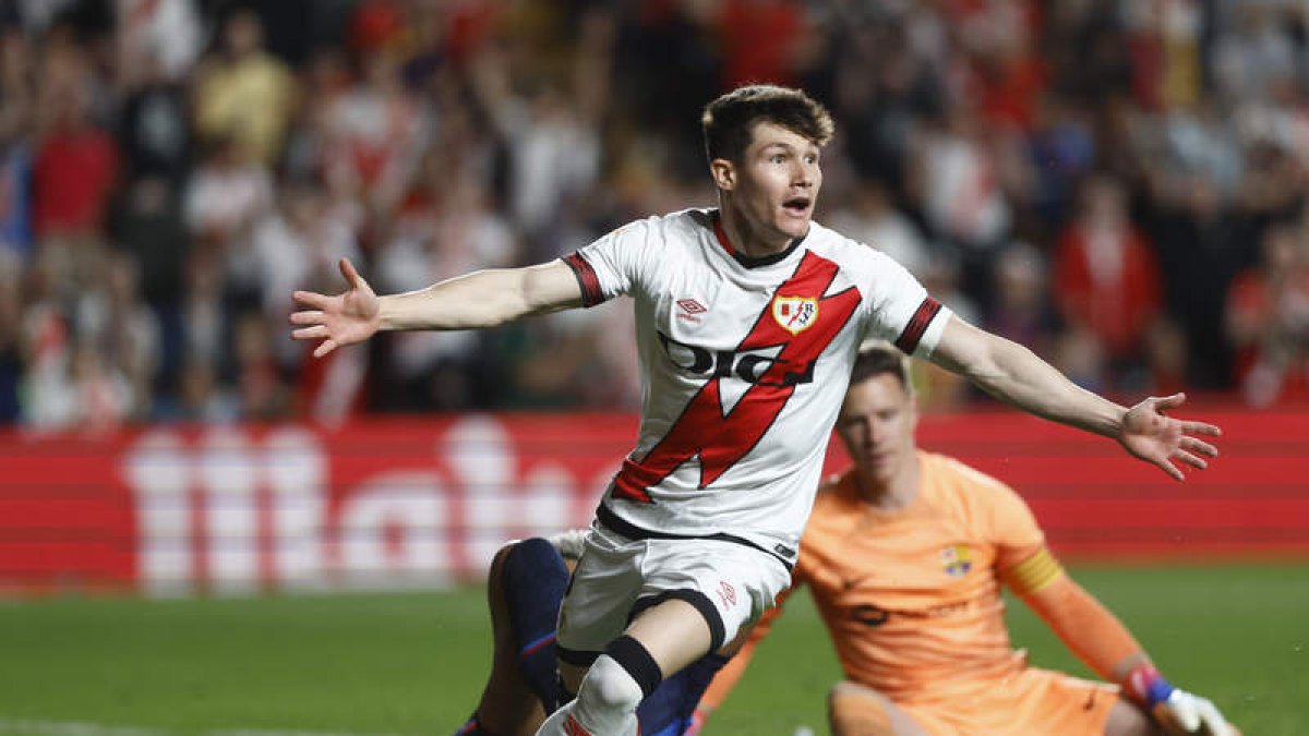 Fran García anotó el segundo gol del Rayo al Barça. JIMÉNEZ