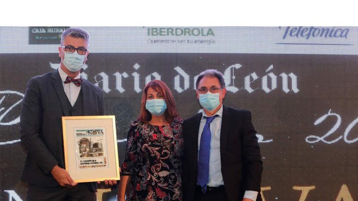 J. Antonio Cascallana, del Centro de Ciberseguridad de Telefónica Tech, entrega el premio a los padres de Dupuy, Isabel y José Daniel. ramiro