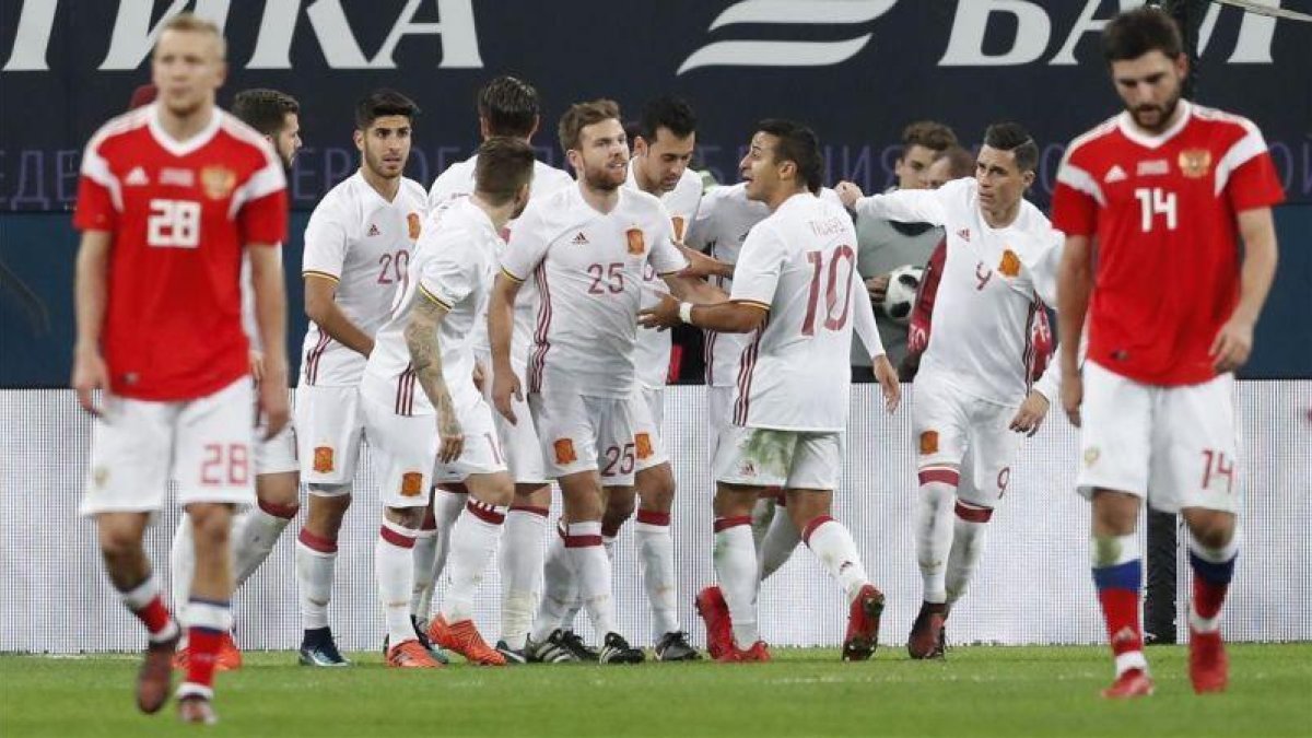Los jugadores de la selección española celebran un gol en el amistoso frente a Rusia en San Petersburgo.