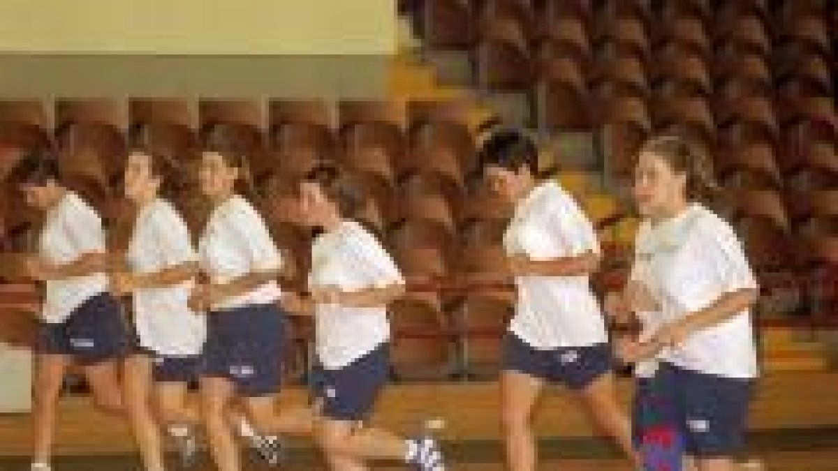 Raquel, tercera por la derecha, en un entrenamiento del Cleba en el Palacio de Deportes