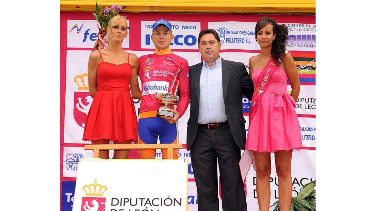 Goos, en el podio, con el maillot magenta.