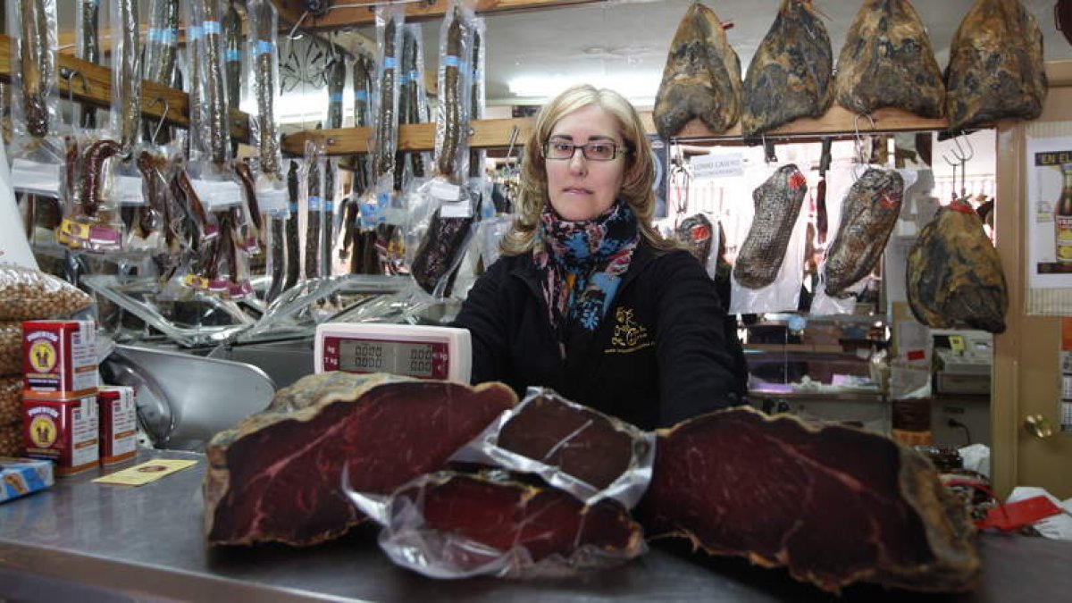 Marisol regenta La Casa de la Cecina, el lugar en el que encontrar diversas variedades de este producto.