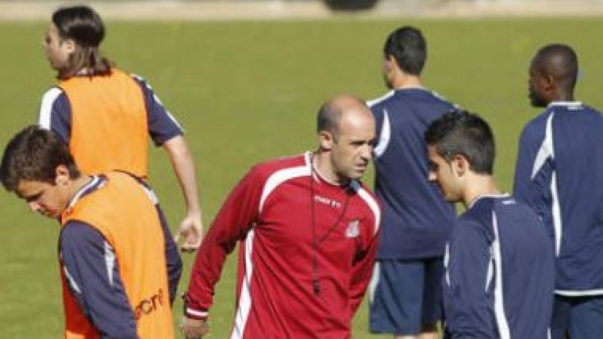 Monteagudo, en el centro, y los jugadores de la Cultural ya barajan nuevos destinos.