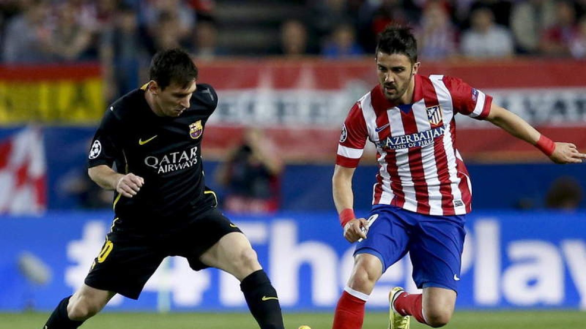 Messi y Villa pujan por un balón. El argentino no estuvo fino mientras que el asturiano, ex compañero de Lionel, fue el mejor del Atlético.