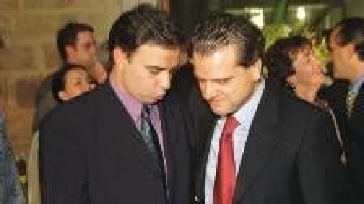Imagen de archivo de Joaquín Otero y Mario Amilivia en una charla informal durante un acto
