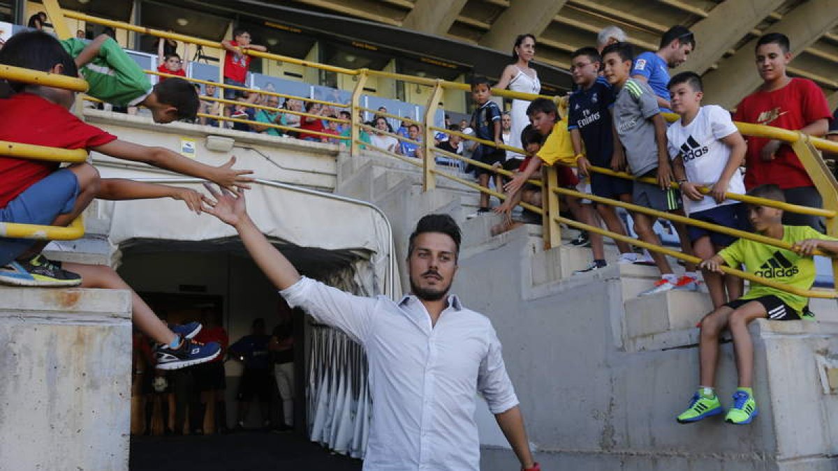 El entrenador Rubén de la Barrera se estrena en partido oficial en el Reino de León. JESÚS