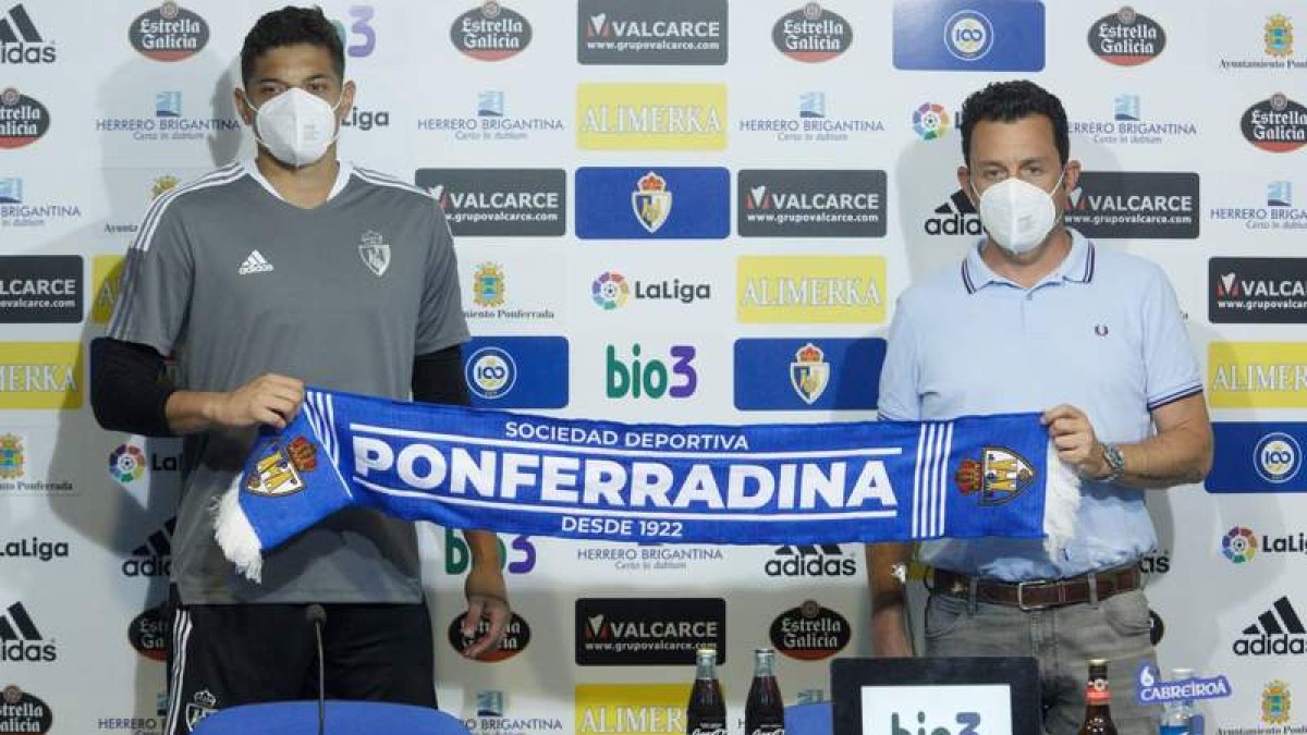 Lucho García junto a Eduardo Domínguez, durante la presentación del portero como integrante del plantel deportivista. SDP