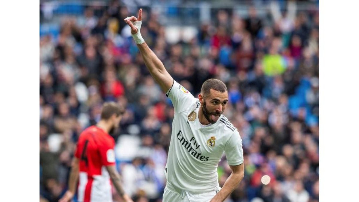 Benzema celebra su segundo gol ante el Athletic Club, ayer en el estadio Santiago Bernabéu. RODRIGO JIMÉNEZ