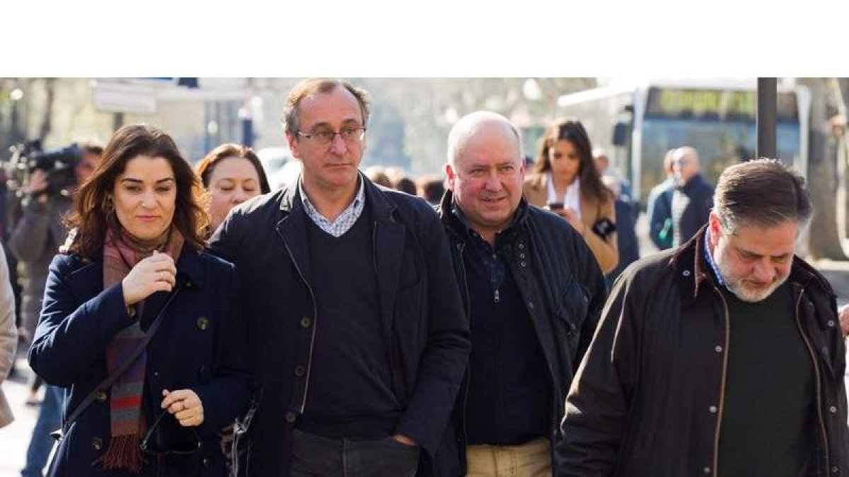 Alonso se dirige ayer al homenaje al socialista vasco Fernando Buesa y su escolta, el ertzaina Jorge Díez, asesinados por ETA.