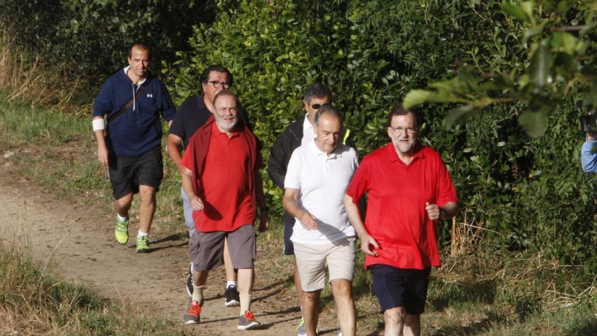 Mariano Rajoy. acompañado por José Benito Suárez (segundo por la derecha), marido de la presidenta del Congreso, Ana Pastor, y unos amigos, en su recorrido por el río Umia, este sábado.