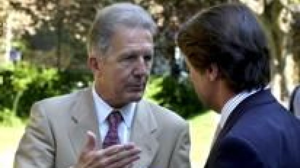 Fernando Arias-Salgado conversa con el presidente José María Aznar en una imagen de archivo