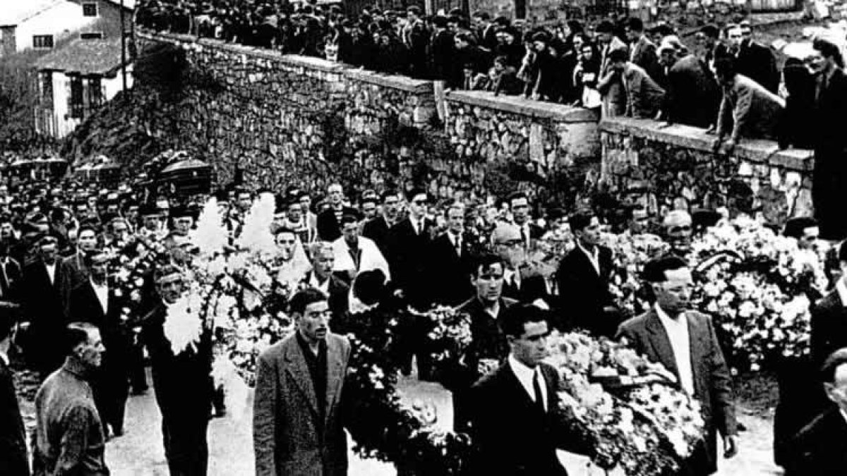Las calles de Santa Lucía se llenaron de gente para despedir a los mineros fallecidos el 6 de mayo de 1952.