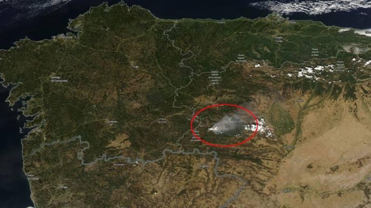 Imagen del satélite de la Nasa en la que se aprecia desde el espacio la magnitud del incendio de La Cabrera.