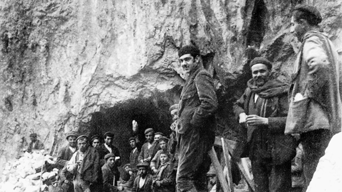 Más de 2.000 hombres trabajaron en la construcción del canal del Cares entre 1917 y 1921. 'OBRAS DE TITANES', MARIANO ZUBIZARRETA