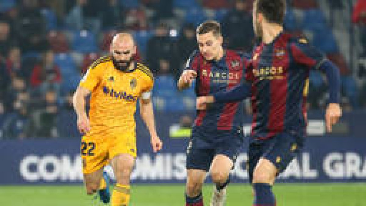 Paris Adot en un lance del partido entre el Levante y la Deportiva. L. DE LA MATA