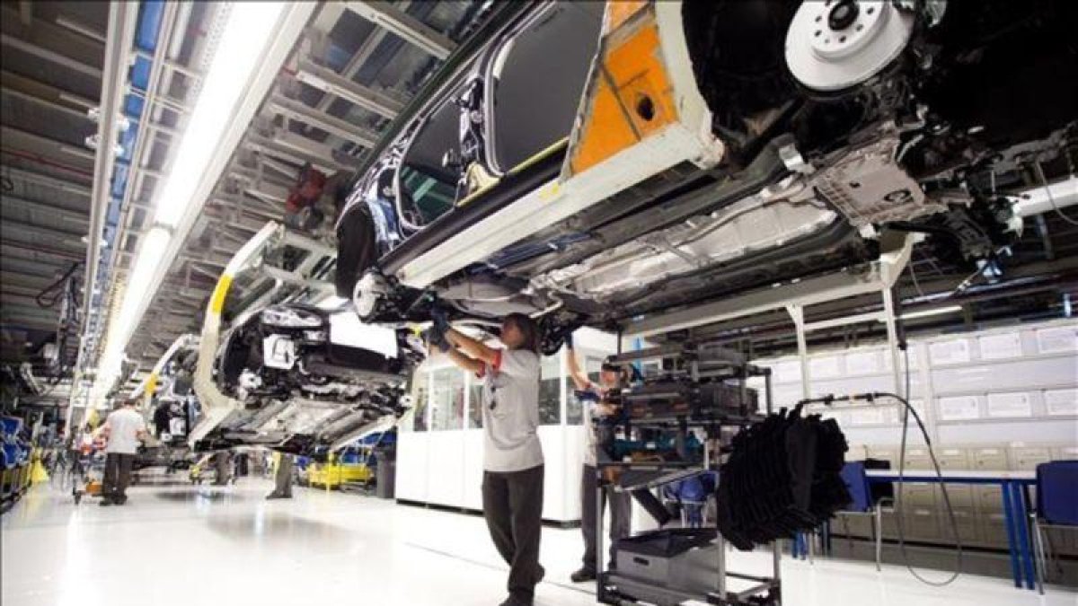 Trabajadores en la línea de montaje de la fábrica de Seat en Martorell.