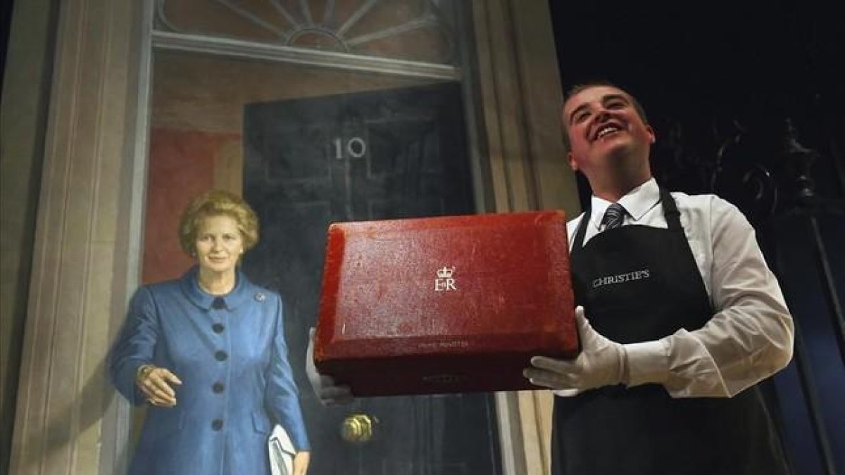 La cartera de Margaret Thatcher, presentada durante la subasta de la casa britanica Christie's en Londres. Imagen de la presentación de los objetos a subastar, el 11 de diciembre.