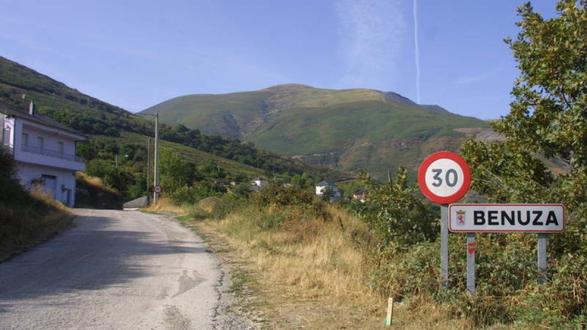 La bocamina de pizarra se está preparando en las montañas situadas a la derecha, en la imagen, más arriba del pueblo de Benuza. L. DE LA MATA