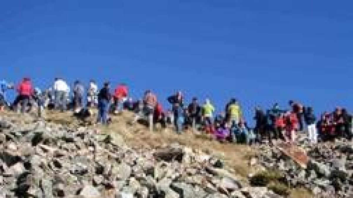 El pico del Catoute, en la imagen, se quedó pequeño para los numerosos montañeros participantes