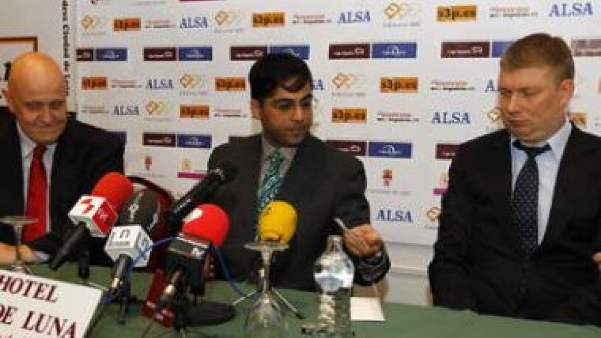 Leontxo, Anand y Shirov en el sorteo de colores que determinaba las aperturas del Magistral.