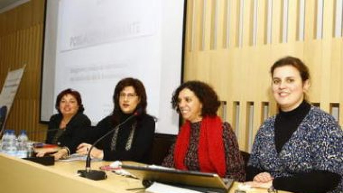 Aurelia Álvarez, Teresa Gutiérrez, Ana Gaitero y Patricia González, ayer durante la jornada de inmig