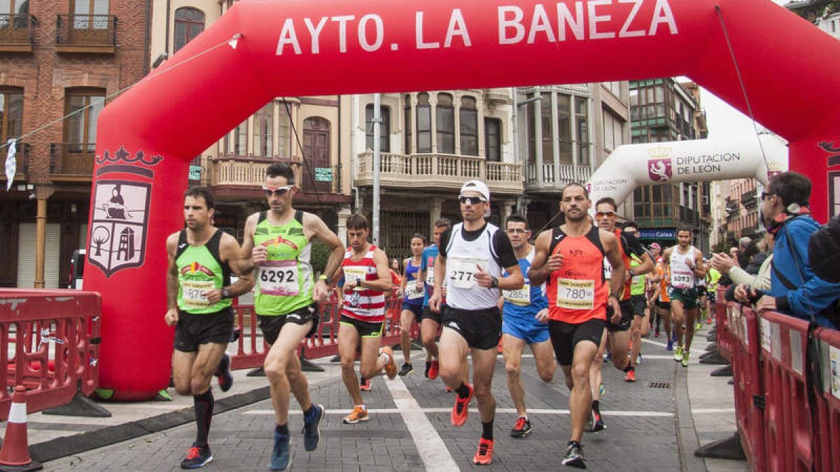 La media maratón ‘Vía de la Plata’ reunió en la línea de salida a cerca de 300 atletas. F. OTERO PERANDONES