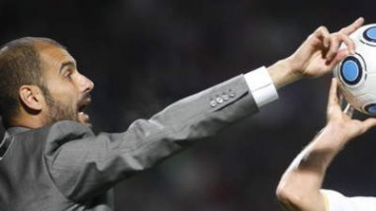 Guardiola motiva a sus hombres para buscar una nueva victoria ante el Deportivo.