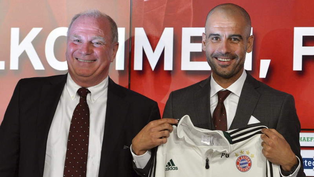 Pep Guardiola, el nuevo entrenador del Bayern, junto al presidente del club, Uli Hoeness.