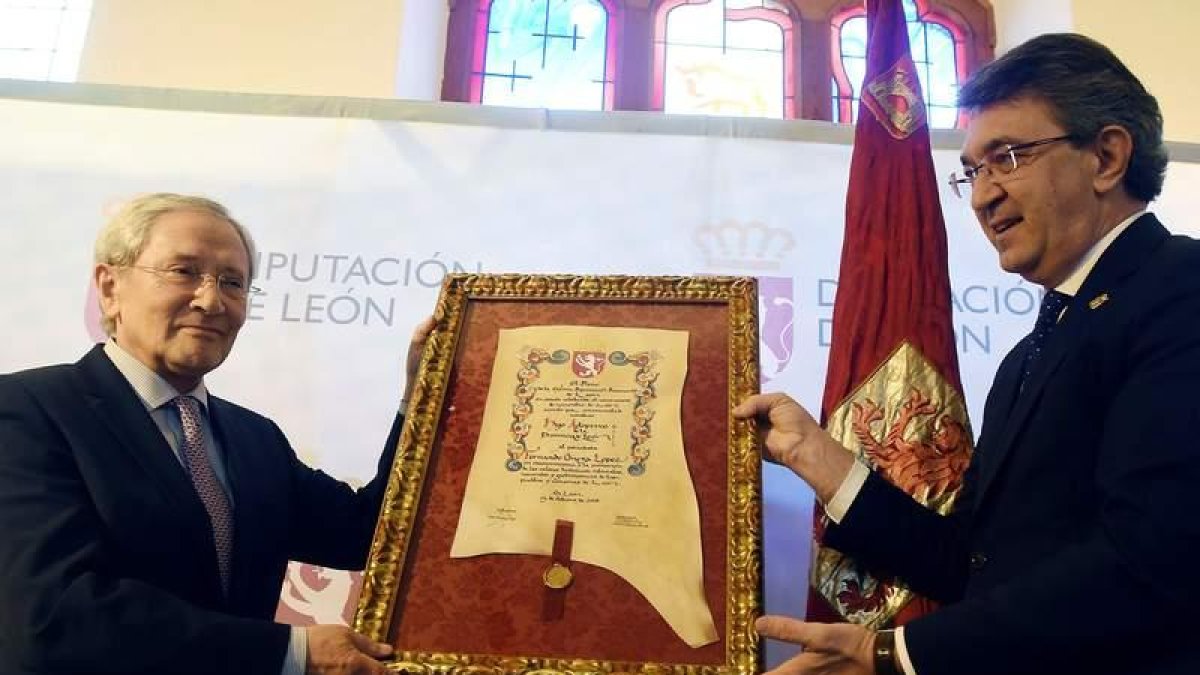 El locutor recibe de manos de Juan Martínez Majo el título de Hijo Adoptivo de la Provincia. J. CASARES