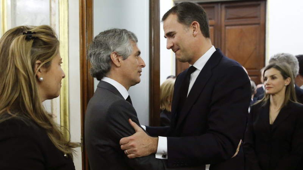Los príncipes de Asturias dan el pésame al hijo de Suárez.