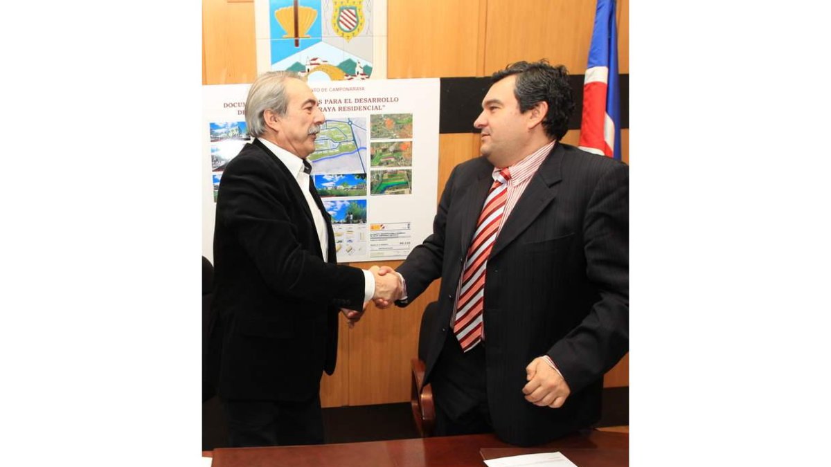 Canedo y Ramón sellaron el acuerdo con un apretón de manos.