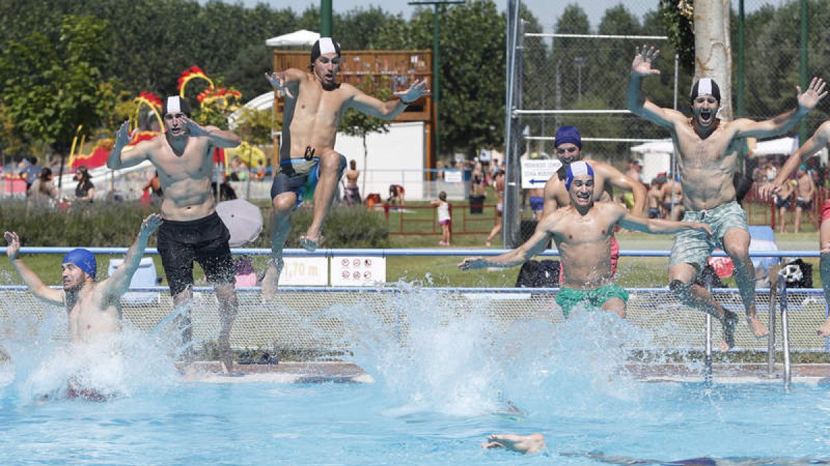 El complejo deportivo de las piscinas en Valencia de Don Juan albergó una jornada de entrenamiento peculiar para el Abanca Ademar de la que también disfrutaron los aficionados del club leonés. JESÚS F. SALVADORES