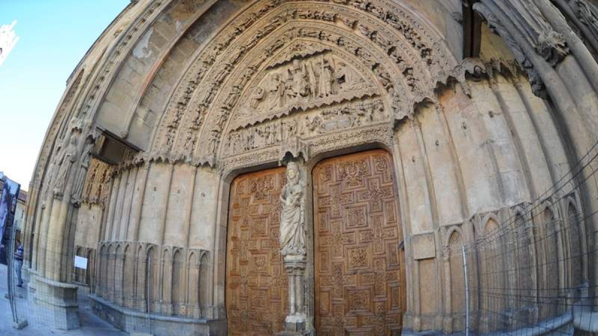 La Virgen Blanca se ha quedado como vigía de la portada. Es la única escultura que no fue apedada en junio del 2009, porque es una réplica de los años 50.